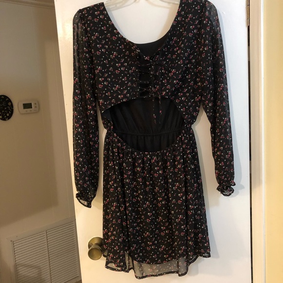 Feminine, flirty Forever 21 dress - Picture 3 of 8